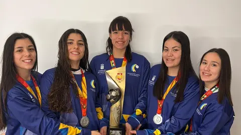 Las jugadoras posando orgullosas con sus medallas.