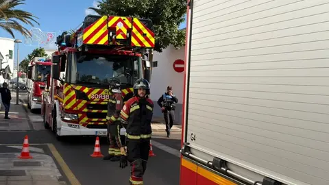 Bomberos del Consorcio de Seguridad y Emergencias durante la actuaci&oacute;n.