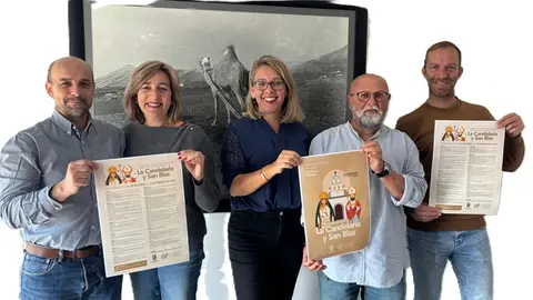 Componentes del Ayuntamiento de T&iacute;as presentando el programa de actos.