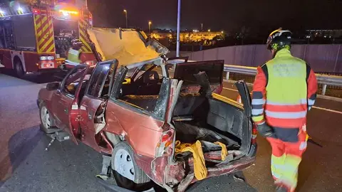 Bomberos del Consorcio junto al veh&iacute;culo afectado.