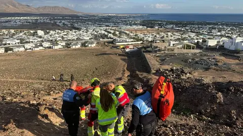 Bomberos realizando el rescate de la afectada.