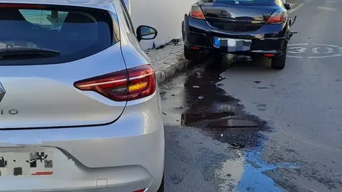As&iacute; quedaron los veh&iacute;culos y la calle tras el impacto.