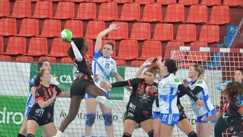 Jugadora del San Jos&eacute; Obrero realizando un lanzamiento sobre la defensa del Aula Valladolid.