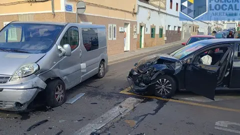 Veh&iacute;culos tras el choque en Arrecife.