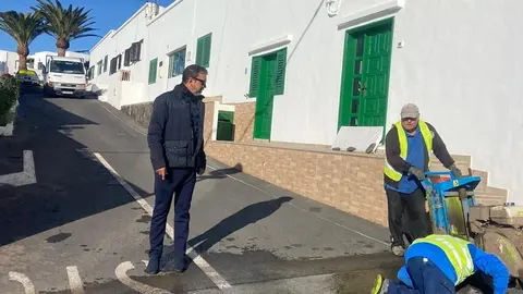 Juan de León visita las obras de soterramiento.