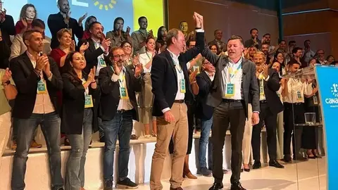 Imagen del momento de la proclamaci&oacute;n del nuevo presidente, &Oacute;scar P&eacute;rez, con el promotor de Primero Canarias, Teodoro Sosa.