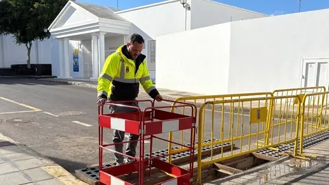 Colocaci&oacute;n de vallas protectoras en los imbornales de la calle El Antonio, zona sensible a inundaciones en d&iacute;as de intensas lluvias.
