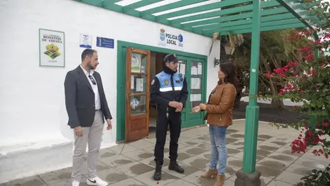 Gin&eacute;s Gonz&aacute;lez, Olivia Duque y un agente en la nueva oficina de la Polic&iacute;a Local de Costa Teguise.