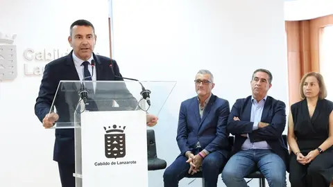 Oswaldo Betancort y Marci Acu&ntilde;a durante la presentaci&oacute;n del nuevo servicio de teleasistencia avanzada.