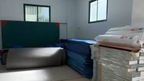 Imagen del material acumulado para el inicio de la obra.