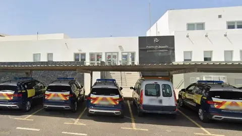 Imagen de la entrada en el recinto de la Autoridad Portuaria en Arrecife con los coches de su Polic&iacute;a Portuaria.