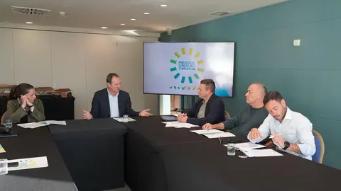 Imagen de la reuni&oacute;n que han mantenido los representantes de Primero Canarias con el alcalde de Yaiza, &Oacute;scar Noda, el ex concejal de Arrecife y portavoz de Marea Viva, Jer&oacute;nimo Robayna, y el ex senador del PP Joel Delgado