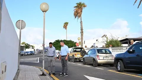 El alcalde de Arrecife, Yonathan de Le&oacute;n, y el consejero insular de Obras P&uacute;blicas, Jacobo Medina, visitan el n&uacute;cleo de La Concha donde se invierten m&aacute;s de 740.000 euros en la renovaci&oacute;n del alumbrado.