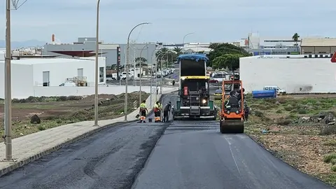 Operarios de la concejal&iacute;a de Obras de Arrecife reasfaltando este viernes este tramo de la calle Iguaz&uacute;, en Maneje