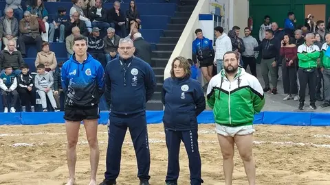 Los &aacute;rbitros del encuentro con los capitanes del Tinajo y del Tao.