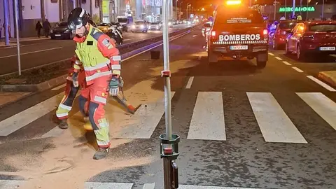 Imagen de los bomberos limpiando la zona del accidente.