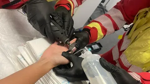 Momento en el que los bomberos cortaron el anillo con la sierra