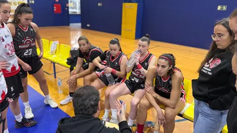 Las jugadoras escuchando atentas la charla del t&eacute;cnico