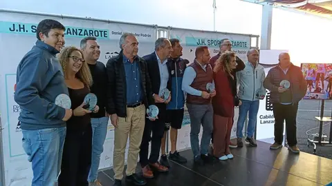 Daniel Hern&aacute;ndez con alguno de los homenajeados en el evento