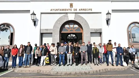 Momento del minuto de silencio junto al Ayuntamiento de Arrecife en memoria de las v&iacute;ctimas del accidente ferroviario registrado anoche en Andaluc&iacute;a.