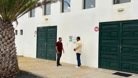 Jos&eacute; P&eacute;rez y Ram&oacute;n Ortiz junto a una de las instalaciones deportivas de Tinajo.