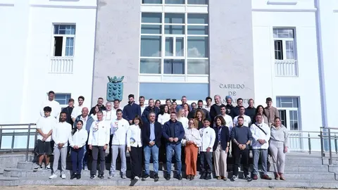 Oswaldo Betancort, Nori Mach&iacute;n y Armando Santana junto a representantes del sector.