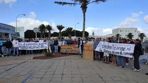 Manifestantes presentes en la concentraci&oacute;n realizada en Puerto Naos.