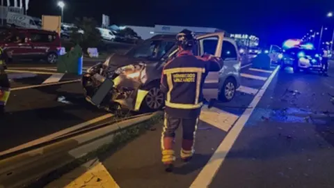 Bomberos del Consorcio de Seguridad y Emergencias junto al veh&iacute;culo accidentado.