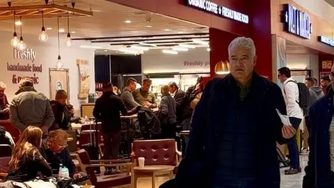 Jos&eacute; Juan Cruz desplaz&aacute;ndose a FITUR.