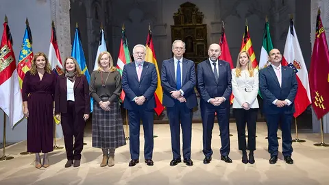 La presidenta del Parlamento de Canarias este martes con el resto de presidentes que acudieron al encuentro en Alcal&aacute; de Henares.