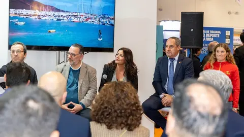 Momento de la presentaci&oacute;n con el consejero de Deportes del Gobierno de Canarias, la alcaldesa de Teguise y el consejero de Deportes del Cabildo de Lanzarote.