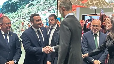 El presidente del Cabildo de Lanzarote, Oswaldo Betancort, saludando a los Reyes de Espa&ntilde;a.