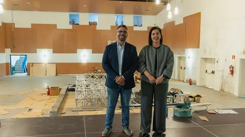 Echedey Eugenio y Abigail Gonz&aacute;lez visitan las obras del teatro municipal.