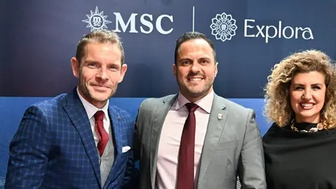 El alcalde de Arrecife Yonathan de Le&oacute;n y la concejala de Turismo, Eli Merino, con el director general de MSC Cruceros para Espa&ntilde;a, Fernando Pacheco.