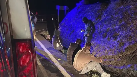 Los ocupantes de la embarcaci&oacute;n en el momento en el que fueron detenidos por agentes de la Guardia Civil.