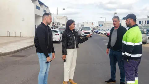 Olivia Duque junto a Eugenio Robayna y Gin&eacute;s Gonz&aacute;lez junto a un operario.