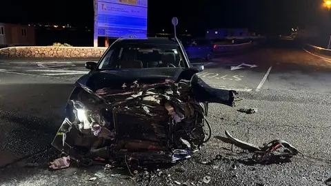 Uno de los veh&iacute;culos qued&oacute; totalmente destrozado