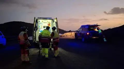 El equipo sanitario y los bomberos en el momento del traslado