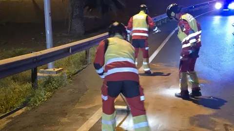 Los bomberos del Consorcio limpiando la zona en la que se ha producido el nuevo accidente