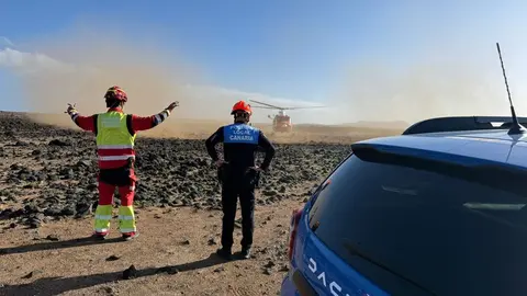 Imagen del momento de la llegada del helic&oacute;ptero con una de las personas que cay&oacute; al mar