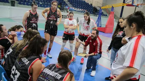 Las jugadoras escuchando atentas las &oacute;rdenes del t&eacute;cnico