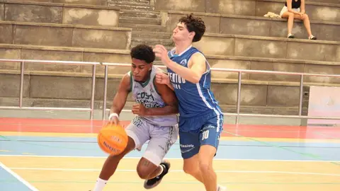 Imagen de una de las jugadas del encuentro