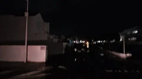 Imagen de una calle totalmente a oscuras este fin de semana en Playa Honda