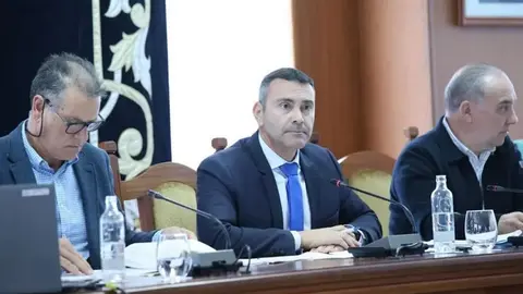 Oswaldo Betancort en una imagen de archivo durante la celebraci&oacute;n de una sesi&oacute;n del Consorcio del Agua. 