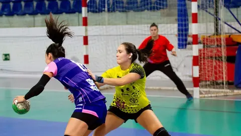 Jugadora del CB Puerto del Carmen frenando a la atacante del Rahi-Sepisur C&oacute;rdoba.