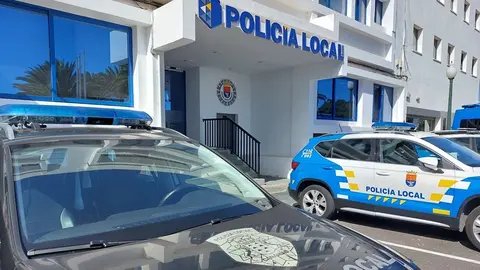 Veh&iacute;culos de la Polic&iacute;a Local de Arrecife en la sede del Cuerpo en la capital de Lanzarote.