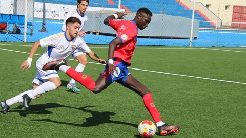 Jugador de la Uni&oacute;n Deportiva Lanzarote realizando un centro hacia el &aacute;rea rival.