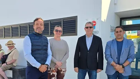 Yon&eacute; Caraballo y Juan de Le&oacute;n visitando este lunes las instalaciones del Consultorio Local de Tías.