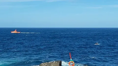 Embarcaci&oacute;n de los GEAS en la zona donde se ha encontrado el cuerpo.