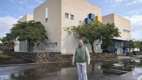 Luis Miguel Valiente en el Centro de Salud de Playa Blanca.